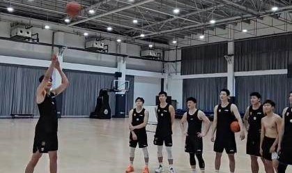 开云-杨瀚森回国就开练，自评NBA菜鸟赛季：给打四五十分